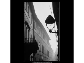 Z Michalské ulice (4123-2), Praha 1965 říjen, černobílý obraz, stará fotografie, prodej