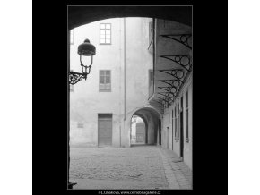 Z Pražských dvorů (4131-2), Praha 1965 říjen, černobílý obraz, stará fotografie, prodej