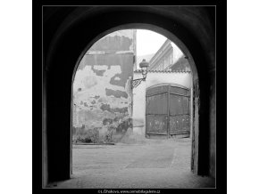 Z Pražských dvorů - U Čapků (4132), Praha 1965 říjen, černobílý obraz, stará fotografie, prodej