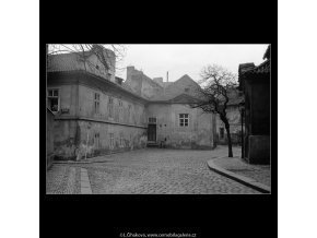 Z Haštalského náměstí (4169), Praha 1965 prosinec, černobílý obraz, stará fotografie, prodej