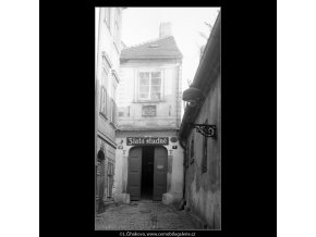 Vstup do Zlaté studně (4193), Praha 1965 prosinec, černobílý obraz, stará fotografie, prodej