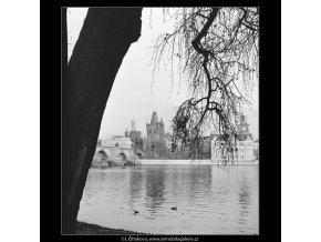 Pohled z Kampy (4220-1), Praha 1965 prosinec, černobílý obraz, stará fotografie, prodej