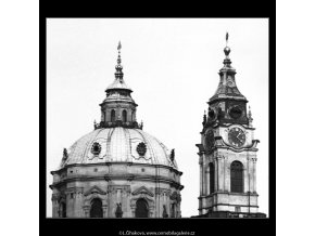 Kupole a věž chrámu sv.Mikuláše (4270), Praha 1966 únor, černobílý obraz, stará fotografie, prodej