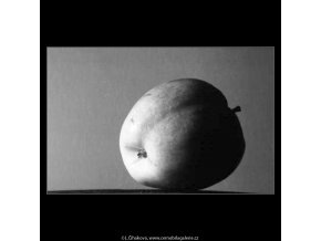 Jablko (4272-4), žánry - Praha 1966 únor, černobílý obraz, stará fotografie, prodej
