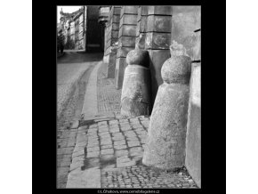 Patník (4387), žánry - Praha 1966 březen, černobílý obraz, stará fotografie, prodej