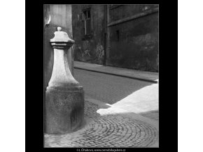 Patník (4389), žánry - Praha 1966 březen, černobílý obraz, stará fotografie, prodej