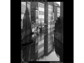 Stojatá voda a odraz domů (4429-2), Praha 1966 duben, černobílý obraz, stará fotografie, prodej