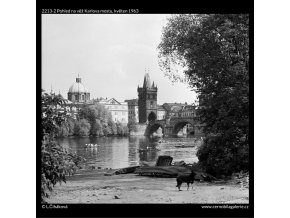 Pohled na věž Karlova mostu (2213-2), Praha 1963 květen, černobílý obraz, stará fotografie, prodej