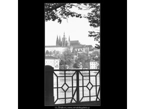 Pohled na Pražský hrad (4512), Praha 1966 květen, černobílý obraz, stará fotografie, prodej