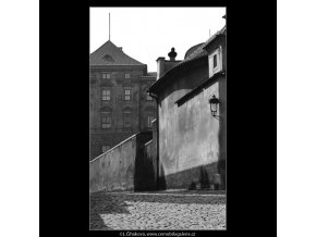 Pohled do Černínské uličky (4557), Praha 1966 červen, černobílý obraz, stará fotografie, prodej