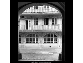 Pohled do dvora (4564), Praha 1966 červen, černobílý obraz, stará fotografie, prodej