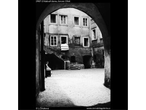 Nádvoří domu (2987-2), Praha 1964 červen, černobílý obraz, stará fotografie, prodej