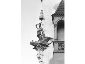 Socha rytíře a draka na domě (4644-1), Praha 1966 červenec, černobílý obraz, stará fotografie, prodej