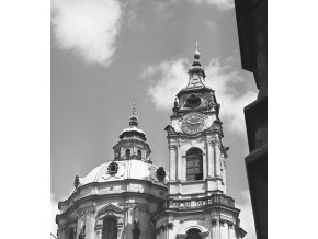 Věže a kupole chrámu sv.Mikuláše (4668-2), Praha 1966 srpen, černobílý obraz, stará fotografie, prodej