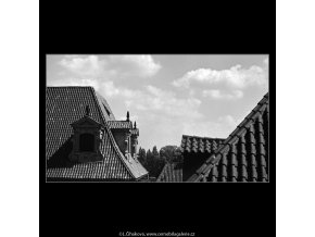 Pražské střechy (4724), Praha 1966 srpen, černobílý obraz, stará fotografie, prodej