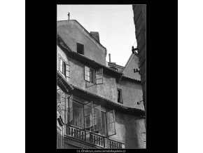 Okna a štíty domů (4735-4), Praha 1966 srpen, černobílý obraz, stará fotografie, prodej