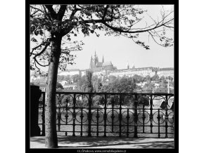 Pražský hrad (3273-4B), Praha 1964 říjen, černobílý obraz, stará fotografie, prodej