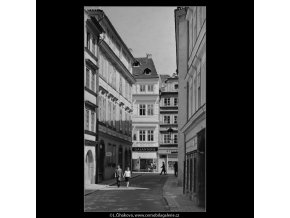 Pohled do Lázeňské ulice (5320), Praha 1967 květen, černobílý obraz, stará fotografie, prodej