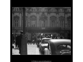 Dětské balonky a chodci (4776-2), žánry - Praha 1966 srpen, černobílý obraz, stará fotografie, prodej