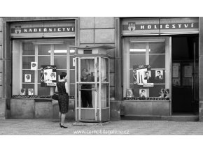Dívky v telefonní budce (4875), žánry - Praha 1966 říjen, černobílý obraz, stará fotografie, prodej