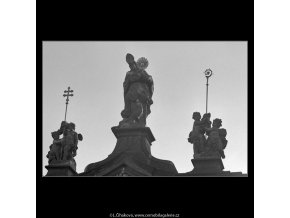 Plastika nad vchodem (5042), Praha 1966 prosinec, černobílý obraz, stará fotografie, prodej