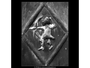 Staré dveře a ozdoba - lukostřelec (5071-2), Praha 1967 únor, černobílý obraz, stará fotografie, prodej