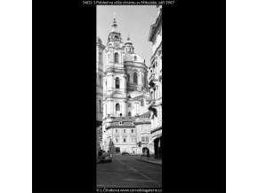 Pohled na věže chrámu sv.Mikuláše (5601-1), Praha 1967 září, černobílý obraz, stará fotografie, prodej