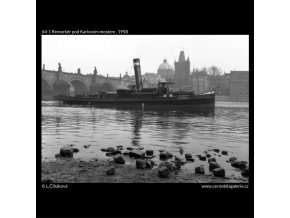 Remorkér pod Karlovým mostem (64-1), žánry - Praha 1958 , černobílý obraz, stará fotografie, prodej