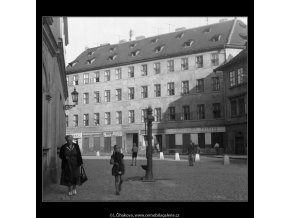 Před Betlémskou kaplí (261), žánry - Praha 1959 září, černobílý obraz, stará fotografie, prodej
