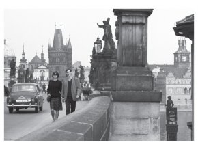 100170 I Pohlednice - Turisté na Karlově mostě, Praha 1965