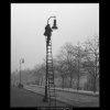 Oprava plynové lampy (795), žánry - Praha 1959 , černobílý obraz, stará fotografie, prodej