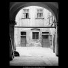 Dvůr domu U Opiců (5504), Praha 1967 srpen, černobílý obraz, stará fotografie, prodej