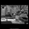 V zahradní restauraci (5519), žánry - Praha 1967 srpen, černobílý obraz, stará fotografie, prodej