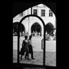 Průhled oknem (5507), Praha 1967 srpen, černobílý obraz, stará fotografie, prodej