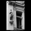 Sochy na domě (5629), Praha 1967 září, černobílý obraz, stará fotografie, prodej