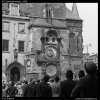 Lidé před orlojem (473), Praha 1959 , černobílý obraz, stará fotografie, prodej