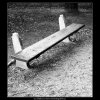 Zničená lavička (638), Praha 1960 červen, černobílý obraz, stará fotografie, prodej