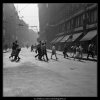 Na přechodu (1362-2), Praha 1961 září, černobílý obraz, stará fotografie, prodej