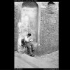 Čtenář ve výklenku (1526-1), žánry - Praha 1961 léto, černobílý obraz, stará fotografie, prodej