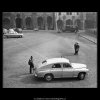 Čekající taxikář (1686), žánry - Praha 1962 červenec, černobílý obraz, stará fotografie, prodej