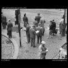 Lidé na stanici tram (1687), žánry - Praha 1962 červenec, černobílý obraz, stará fotografie, prodej