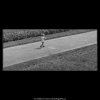 Dítě běžící po cestě (1798), žánry - Praha 1962 září, černobílý obraz, stará fotografie, prodej
