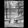 Na lavičce s kočárkem (2112), žánry - Praha 1963 duben, černobílý obraz, stará fotografie, prodej