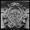 Šlechtický znak nade dveřmi (2159), Praha 1963 duben, černobílý obraz, stará fotografie, prodej