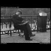 Spící dělník na lavičce (2251), žánry - Praha 1963 červen, černobílý obraz, stará fotografie, prodej