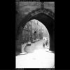 Brána Karlova mostu (2330), Praha 1963 srpen, černobílý obraz, stará fotografie, prodej