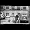 Děti sledující opravu auta (2401), žánry - Praha 1963 léto, černobílý obraz, stará fotografie, prodej