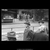 Lidé na tram stanici (2440-4), žánry - Praha 1963 září, černobílý obraz, stará fotografie, prodej