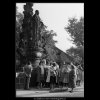 Skupina cizinců na Karlově mostě (2519-2), Praha 1963 říjen, černobílý obraz, stará fotografie, prodej