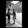 Dvě dívky na chodníku (2542), žánry - Praha 1963 září, černobílý obraz, stará fotografie, prodej